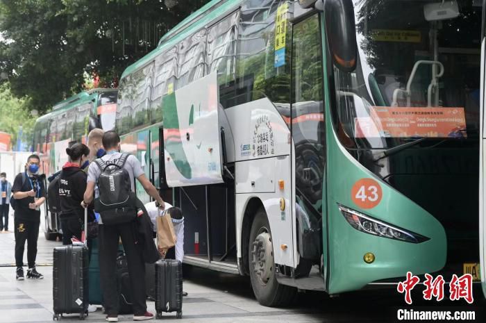 今日，由韩寒执导的赛车动作喜剧《飞驰人生》发布了一组全新剧照，首次曝光了主演张本煜在电影中的形象